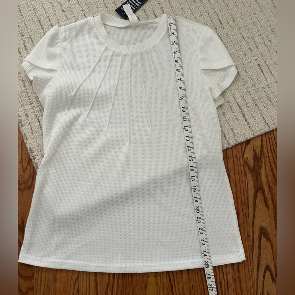 NWT White Short Sleeve Top with cute tulip sleeves sz M